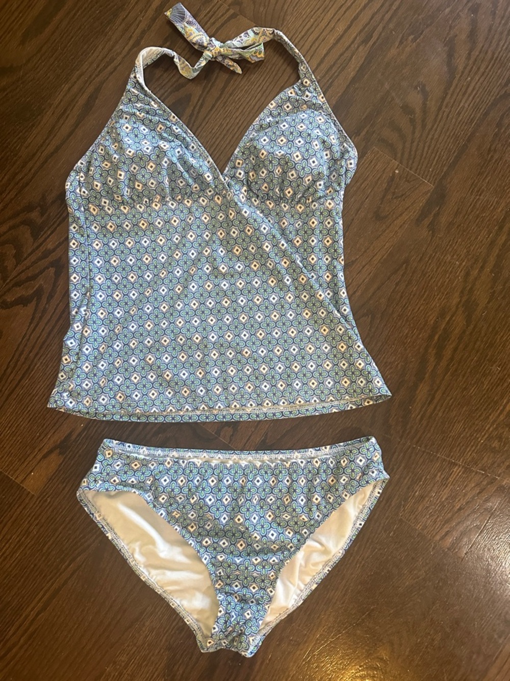 Athleta White Lined tankini set swim with Blue Pattern Trim